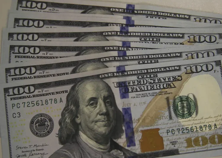 Dólar cai para R$ 5,08, e bolsa recua pela quarta vez consecutiva