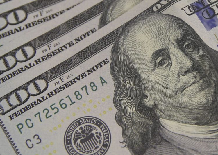 Dólar cai ao menor nível em quase dois meses, com alívio externo