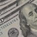 Dólar cai ao menor nível em quase dois meses, com alívio externo