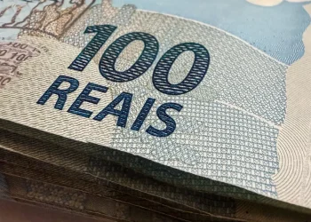 Dólar cai para R$ 5,07, menor nível em um mês; bolsa fica estável