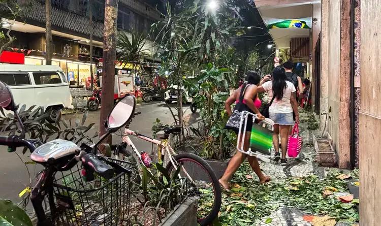 Ventania causa apagão e paralisa transportes no Rio de Janeiro