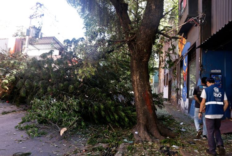Mais de 200 mil continuam sem energia no Rio após vendaval