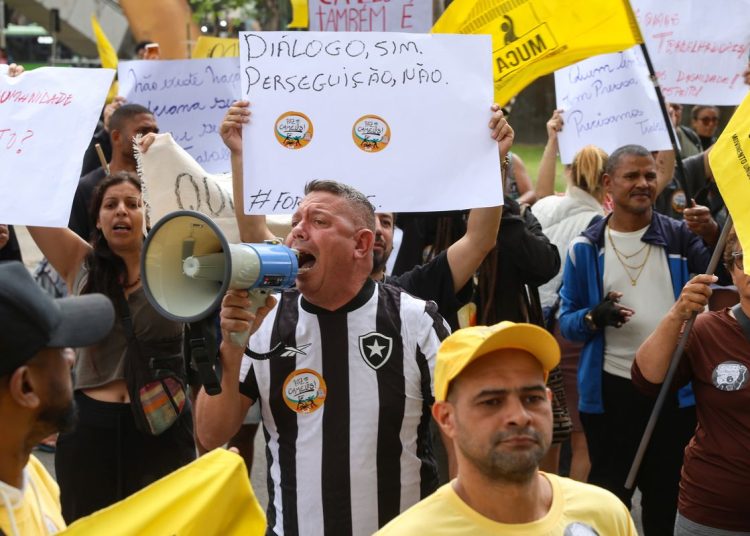 Camelôs protestam contra programa da prefeitura no Rio