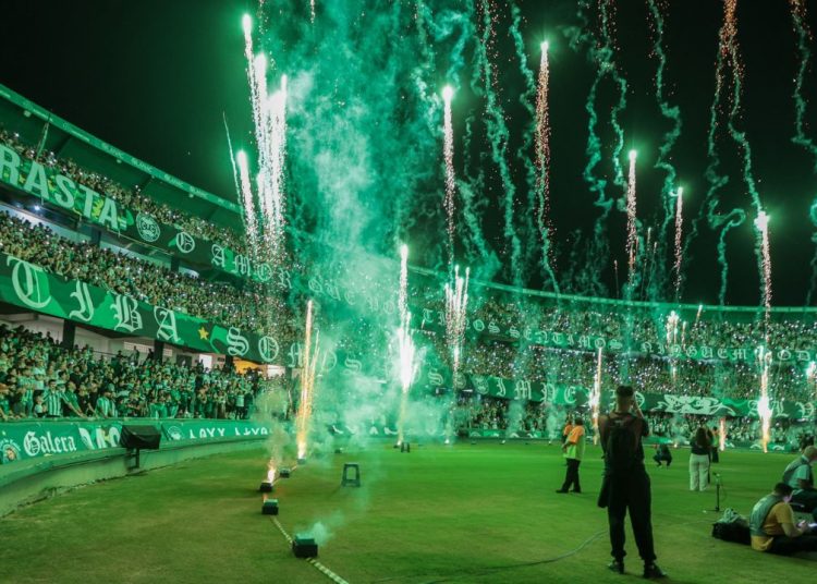 Casa cheia! Coritiba pode ter maior público da temporada contra o Palmeiras