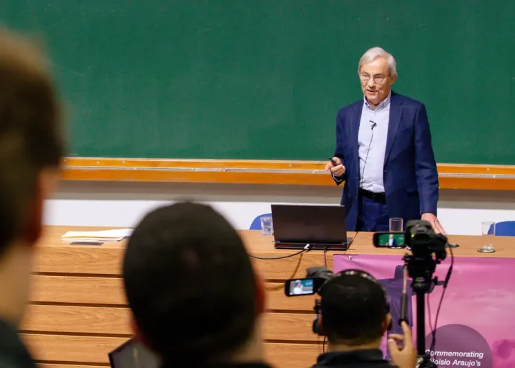 Nobel da economia diz que impacto da IA no emprego é superestimado