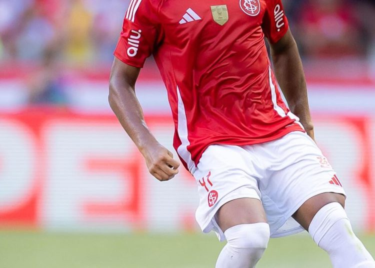 Zagueiro Victor Gabriel é suspenso até que Gabriel Pec volte a treinar