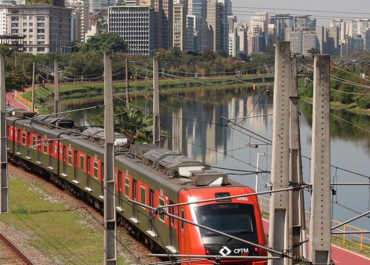 Greve de trens em SP causa congestionamento de mais de 2 mil km 