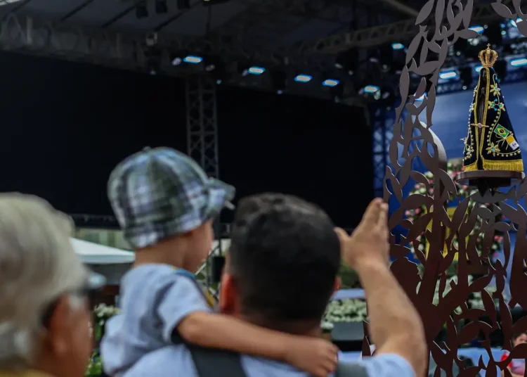 TSE tem 3 a 2 para proibir posts sobre Flávio e Nossa Senhora
