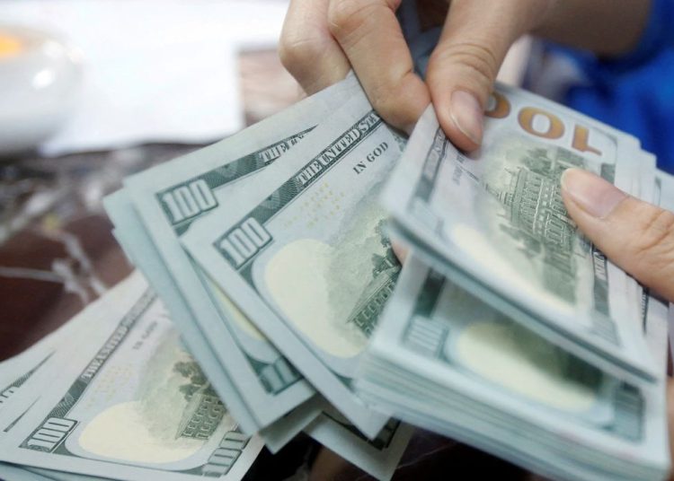 Dólar sobe e fecha perto de R$ 5,15 com aversão a risco