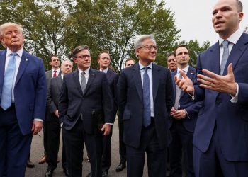 Trump anuncia autorregulação da IA por bigtechs em meio a temor social
