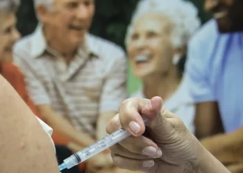 SUS disponibiliza nova vacina contra pneumonia e meningite para idosos