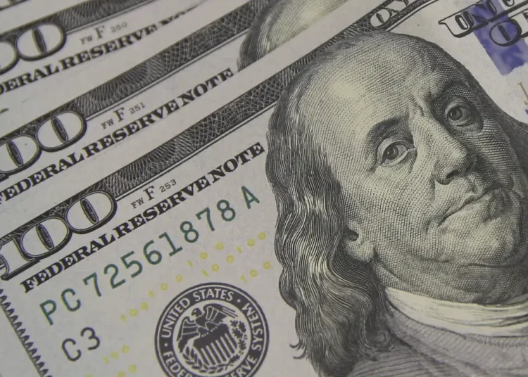 Dólar cai a R$ 5,08 e atinge menor valor em um mês