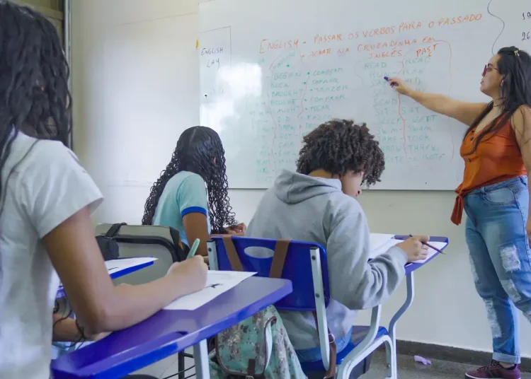Escolas privadas fora de locais de votação terão aulas normais no DF