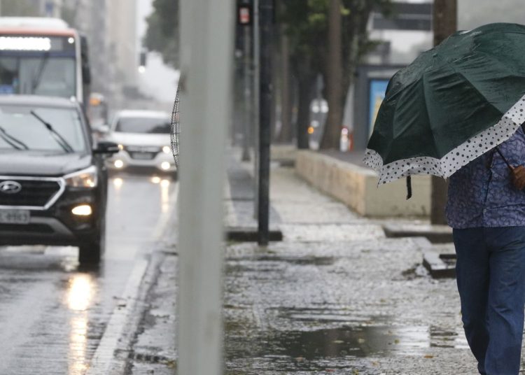 Ciclone que provocou chuvas no estado de SP vai persistir até segunda