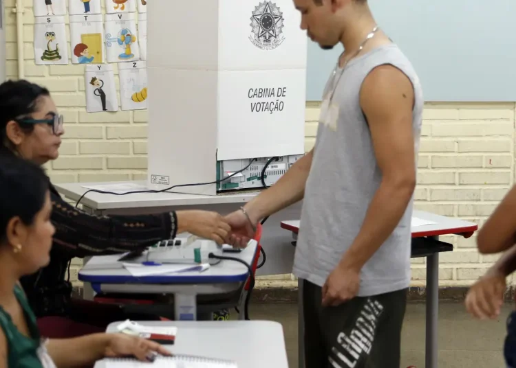 Caminhos da Reportagem: importância do voto para jovens e idosos