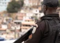 Operação da PMRJ apreende drogas e armas no Complexo da Maré