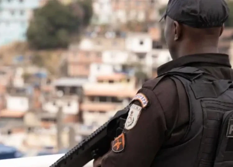 Operação da PMRJ apreende drogas e armas no Complexo da Maré