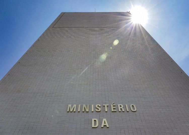 Ministério da Fazenda reduz previsão de crescimento do PIB para 2026
