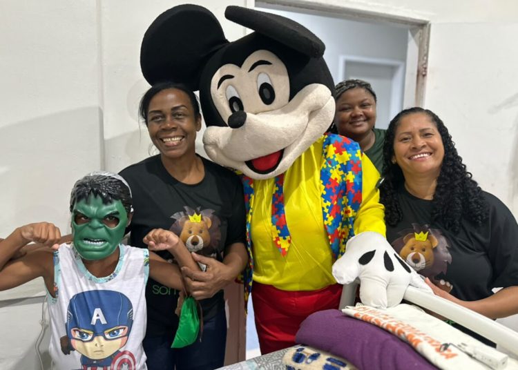 Caravana da alegria leva diversão para as crianças da clínica pediátrica do HFM