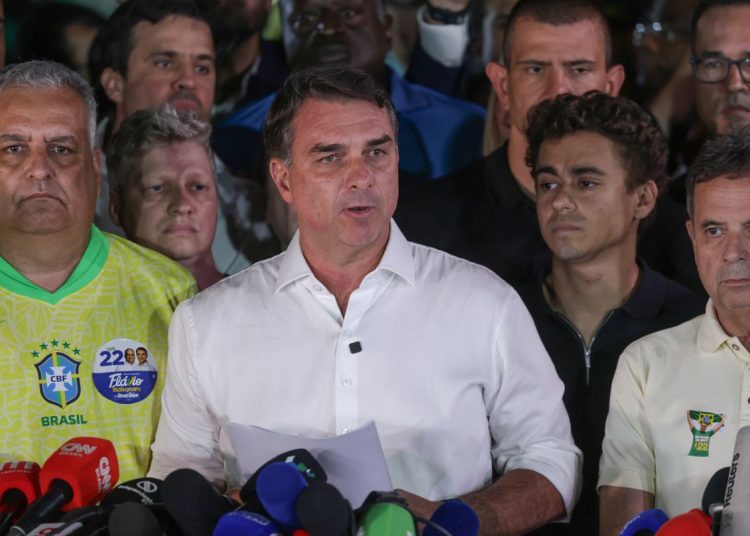 Sem provas, Flávio Bolsonaro diz que eleições no país foram fraudadas