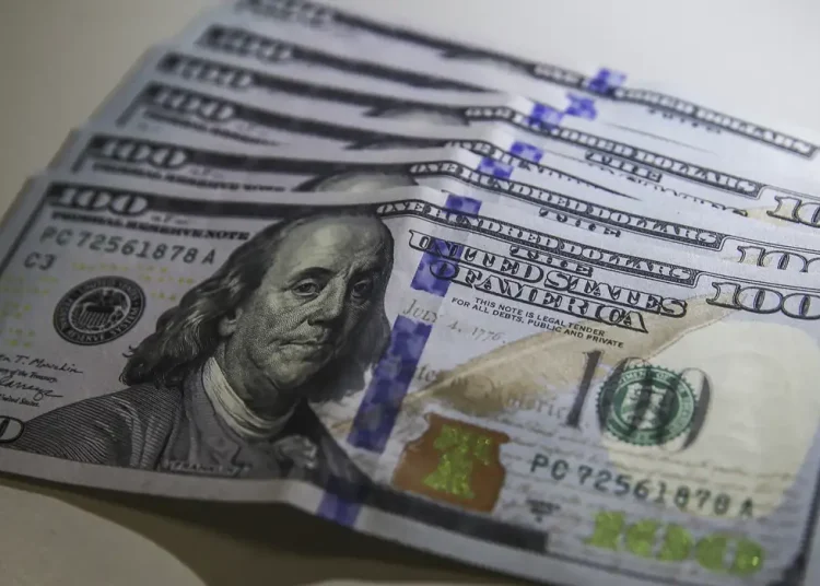 Dólar volta a R$ 5 com ambiente externo e ajuste pós-eleitoral