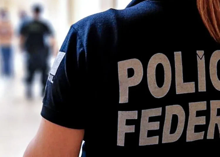 PF investiga broches com câmeras escondidas para gravar voto no RJ