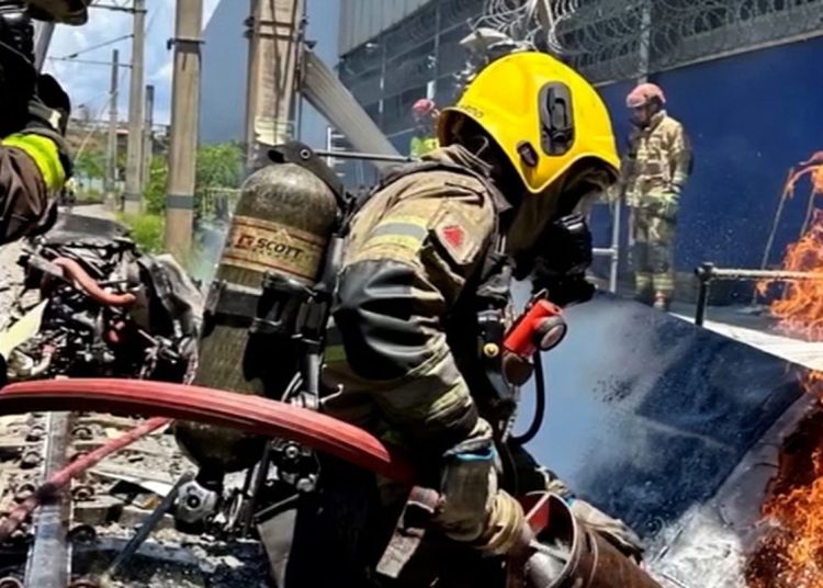 Piloto morre após queda de avião em pátio de manutenção do metrô de BH